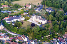 Gebäudekomplex im Schloßpark C.A.S Dessaignes, Centre d'Accueil et de Soins du CDSAE Val de Loire in Rilly-sur-Loire in Centre-Val de Loire im Bundesland Loir-et-Cher, Frankreich