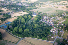 Luftbild von Burganlage des Schloß Chouzy-sur-Cisse in Chouzy-sur-Cisse in Centre-Val de Loire im Bundesland Loir-et-Cher, Frankreich