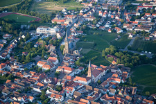 Kirchengebäude St. Ludwig im Altstadt- Zentrum der Innenstadt in Edenkoben im Bundesland Rheinland-Pfalz, Deutschland