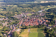 Luftbild von Ortsansicht der Straßen und Häuser der Wohngebiete in Wœrth in Grand Est im Bundesland Bas-Rhin, Frankreich