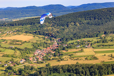 Ortsansicht aus Süden mit Paratrike in Gœrsdorf im Bundesland Bas-Rhin, Frankreich