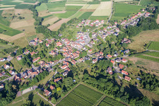 Dorf - Ansicht am Rande von landwirtschaftlichen Feldern und Nutzflächen in Oberhoffen-lès-Wissembourg in Grand Est im Bundesland Bas-Rhin, Frankreich