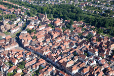 Wissembourg im Bundesland Bas-Rhin, Frankreich von oben gesehen