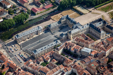 Luftbild von Gebäudekomplex im Schloßpark von Schloß Lunéville in Lunéville in Grand Est im Bundesland Meurthe-et-Moselle, Frankreich