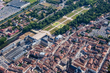 Gebäudekomplex im Schlosspark - Parc des Bosquets von Schloß Lunéville in Lunéville in Alsace-Champagne-Ardenne-Lorraine im Bundesland Meurthe-et-Moselle, Frankreich