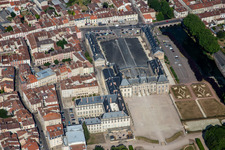 Luftaufnahme von Gebäudekomplex im Schloßpark von Schloß Lunéville in Lunéville in Grand Est im Bundesland Meurthe-et-Moselle, Frankreich