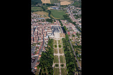 Schrägluftbild von Gebäudekomplex im Schloßpark von Schloß Lunéville in Lunéville in Grand Est im Bundesland Meurthe-et-Moselle, Frankreich