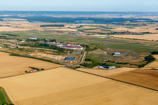 Start- und Landebahn mit Rollfeldgelände des Flugplatz der Chambley Planet'Air in Saint-Julien-les-Gorze in Grand Est in Saint-Julien-lès-Gorze im Bundesland Meurthe-et-Moselle, Frankreich