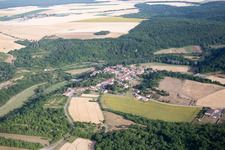 Dorf - Ansicht am Rande von Feldern und der TGV Bahnstrecke in Jaulny in Grand Est im Bundesland Meurthe-et-Moselle, Frankreich