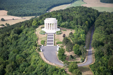 Montsec, Amerikanisches Kriegerdenkmal im Bundesland Meuse, Frankreich vom Flugzeug aus