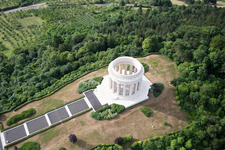 Drohnenbild von Montsec, Amerikanisches Kriegerdenkmal im Bundesland Meuse, Frankreich
