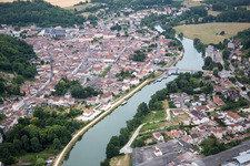 Dorfkern an den Fluß- Uferbereichen der Meuse in Saint-Mihiel in Grand Est, Frankreich