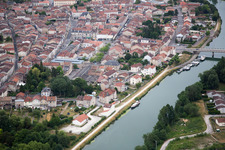 Luftbild von Dorfkern an den Fluß- Uferbereichen der Meuse in Saint-Mihiel in Grand Est, Frankreich