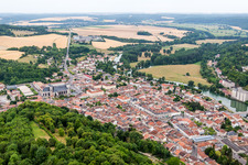 Ortschaft an den Fluss- Uferbereichen der Maas/Meuse in Saint-Mihiel in Grand Est, Frankreich