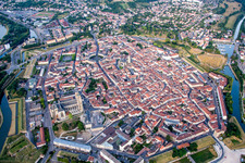 Stadtzentrum im Innenstadtbereich zwischen Ufer des Flußverlaufes Mosel und dem Kanal Rhin-Marne in Toul in Grand Est im Bundesland Meurthe-et-Moselle, Frankreich