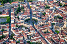 Kreisförmig runder Platz Place Trois Evêchés dite Place ronde in Toul in Grand Est im Bundesland Meurthe-et-Moselle, Frankreich
