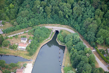 Luftbild von Kanalverlauf und Uferbereiche des Tunnels der Wasserstraße der Binnenschiffahrt Rhein-Marne Kanal in Foug in Grand Est im Bundesland Meurthe-et-Moselle, Frankreich