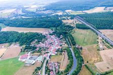 Luftbild von Kanalverlauf unterirdisch und Uferbereiche der Wasserstraße der Binnenschiffahrt Canal Rhin au Marne in Lay-Saint-Remy in Grand Est im Bundesland Meurthe-et-Moselle, Frankreich