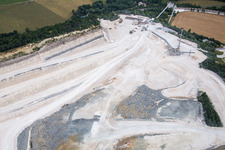 Gelände und Abraum- Flächen Zement- Tagebau und Baustoff- Werk Novacarb in Pagny-sur-Meuse in Grand Est, Frankreich