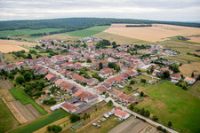 Dorf - Ansicht am Rande von landwirtschaftlichen Feldern und Nutzflächen in Uruffe in Grand Est im Bundesland Meurthe-et-Moselle, Frankreich