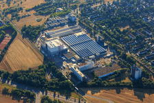 Baustelle bei L'OREAL Produktion Deutschland GmbH & Co. KG im Ortsteil Nordweststadt in Karlsruhe im Bundesland Baden-Württemberg aus der Vogelperspektive