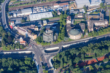 Rundes Kirchengebäude des Missionswerk Karlsruhe einer überkonfessionellen, pfingstlich geprägte Freikirche und Stiftung und sechseckiges Bürohaus der Kassenärztlichen Vereinigung Baden-Württemberg in Karlsruhe im Ortsteil Grünwinkel, Deutschland