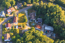 Hohenwettersbacherstraße 38 , "offene Jugendwerkstatt Karlsruhe" am Steinbruch im Ortsteil Grünwettersbach im Bundesland Baden-Württemberg, Deutschland aus der Drohnenperspektive