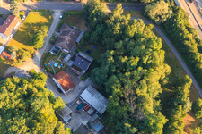 Hohenwettersbacherstraße 38 , "offene Jugendwerkstatt Karlsruhe" am Steinbruch im Ortsteil Grünwettersbach im Bundesland Baden-Württemberg, Deutschland von der Drohne aus gesehen