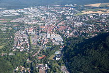 Ortsansicht der Straßen und Häuser der Wohngebiete in Ettlingen im Bundesland Baden-Württemberg, Deutschland