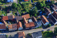 Lange Straße im Ortsteil Schluttenbach in Ettlingen im Bundesland Baden-Württemberg, Deutschland von oben gesehen