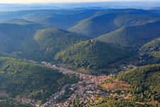 Burgruine Ramburg auf dem Ramberg über dem Ort im Bundesland Rheinland-Pfalz, Deutschland