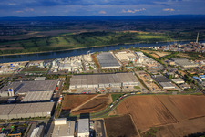 Industriegebiet Nord am Rhein mit ROWE Mineralölwerk GmbH in Worms im Bundesland Rheinland-Pfalz, Deutschland