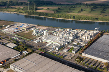 Luftbild von Gebäude und Produktionsanlagen auf dem Werksgelände des Chemieproduzenten Grace GmbH am Rheinufer in Worms im Bundesland Rheinland-Pfalz, Deutschland