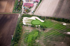 Gelände des Golfplatz Golfpark Biblis-Wattenheim mit Rasen in Form einer Hand in Biblis im Ortsteil Hofheim in Lampertheim im Bundesland Hessen, Deutschland