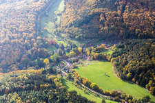 Hotelanlage der Domaine Jaegerthal in einem grünen Tal im Ortsteil Jaegerthal in Windstein in Grand Est im Bundesland Bas-Rhin, Frankreich