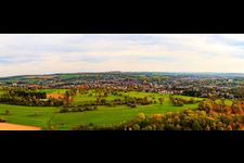 Panorame hinter Streuobstwiesen aus Westen in Niederbronn-les-Bains im Bundesland Bas-Rhin, Frankreich