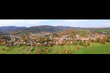 Stadt-Panorama aus Südwesten in Niederbronn-les-Bains im Bundesland Bas-Rhin, Frankreich