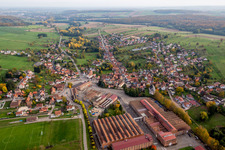 Dorf - Ansicht am Rande von landwirtschaftlichen Feldern und Nutzflächen in Zinswiller in Grand Est im Bundesland Bas-Rhin, Frankreich