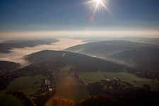 Wald und Berglandschaft des Odenwald im Morgennebel in Weilbach im Ortsteil Gönz im Bundesland Bayern, Deutschland