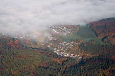 Im Morgennebel in Erbach im Bundesland Hessen, Deutschland