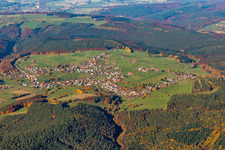 Dorf - Ansicht am Rande von landwirtschaftlichen Feldern und Nutzflächen im Ortsteil Weiten-Gesäß in Michelstadt im Bundesland Hessen, Deutschland