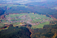 Luftaufnahme von Dorf - Ansicht am Rande von landwirtschaftlichen Feldern und Nutzflächen in Würzberg in Michelstadt im Bundesland Hessen, Deutschland