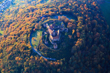 Burg Breuberg im Herbstlaub im Ortsteil Neustadt im Bundesland Hessen, Deutschland