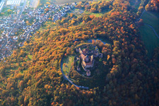 Luftbild von Burg Breuberg im Herbstlaub im Ortsteil Neustadt im Bundesland Hessen, Deutschland