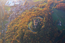 Luftaufnahme von Burg Breuberg im Herbstlaub im Ortsteil Neustadt im Bundesland Hessen, Deutschland