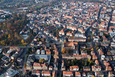 Bismarckstraße und Südring mit Kath. Kirche Mariä Himmelfahrt - Marienkirche in Landau in der Pfalz im Bundesland Rheinland-Pfalz, Deutschland