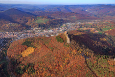 Stadtübersicht hinter dem Trifels im Herbstwald aus Süden in Annweiler am Trifels im Bundesland Rheinland-Pfalz, Deutschland