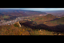 Burg Trifels in Annweiler am Trifels im Bundesland Rheinland-Pfalz, Deutschland aus der Luft betrachtet