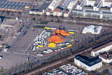 Circus- Zelt- Kuppeln des Zirkus Rico auf dem Messplatz in Karlsruhe im Ortsteil Oststadt im Bundesland Baden-Württemberg, Deutschland