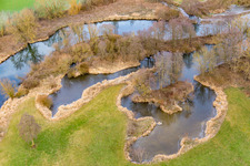 Winterliche Auenlandschaft im Rottal am Flussverlauf der Rott in Bad Birnbach im Ortsteil Hirschbach im Bundesland Bayern, Deutschland